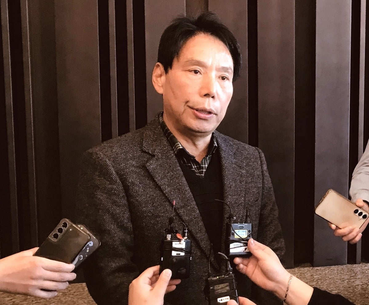 世体：弗里克对球员的关心无微不至，他征服了更衣室