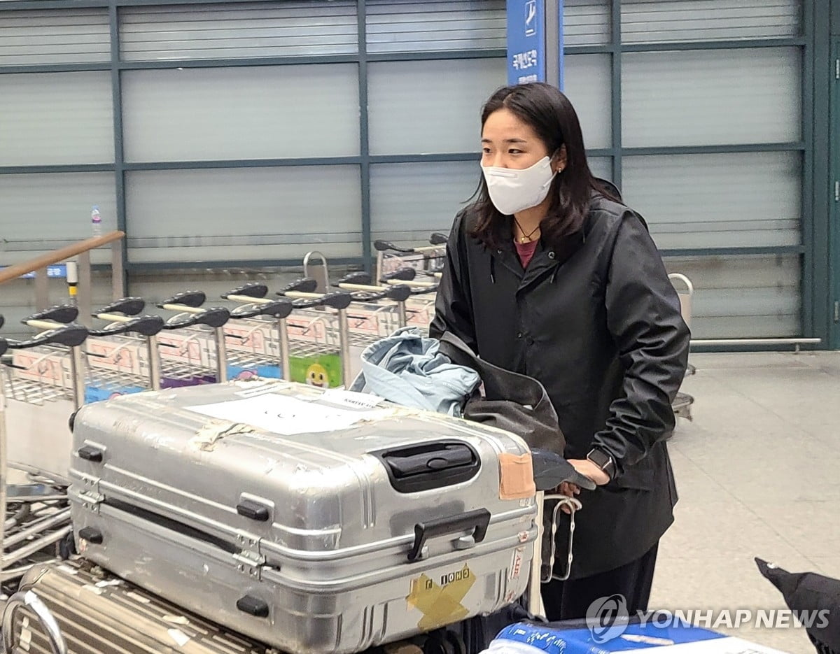 上海外援威尔逊半场命中压哨超远三分 目前上海40-45落后浙江