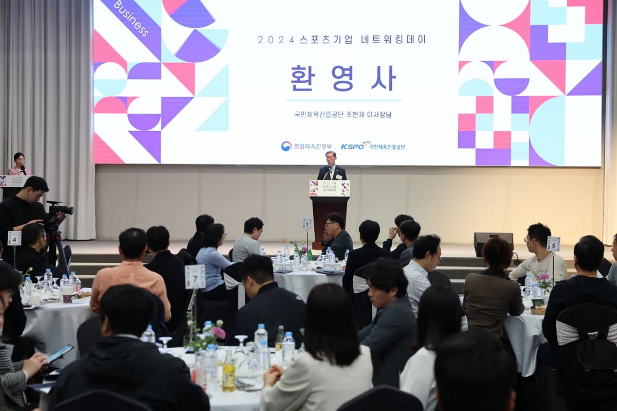 确实漂亮！赛后全场球迷狂喊卡里乌斯娇妻