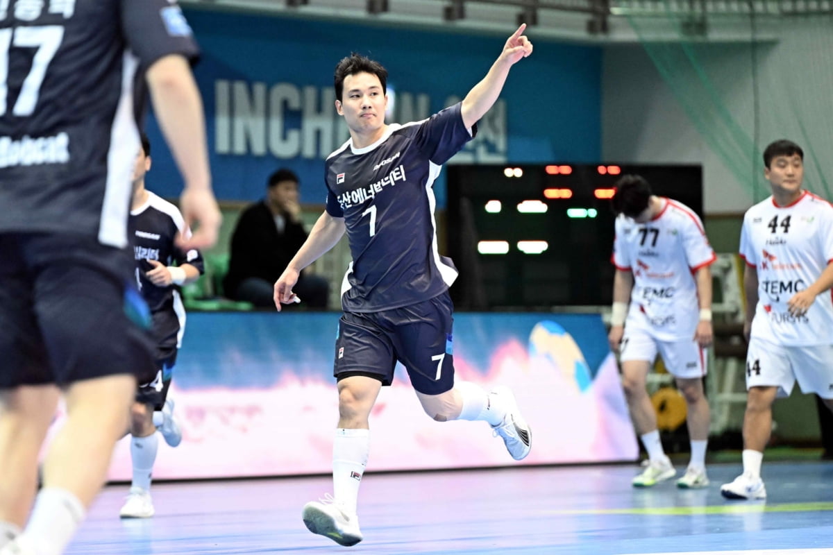 北京男篮第三节轰出一波10-0 领先优势来到17分