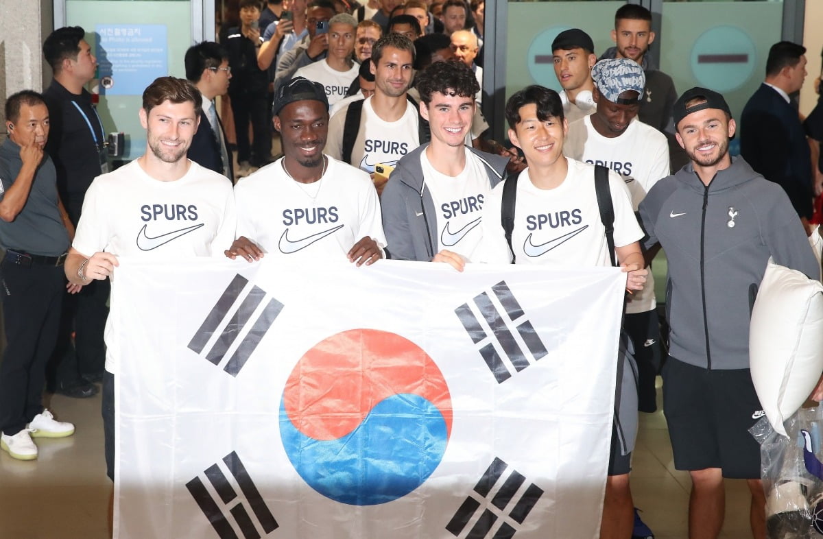 梅开二度，南野拓实当选日本vs中国本场最佳球员
