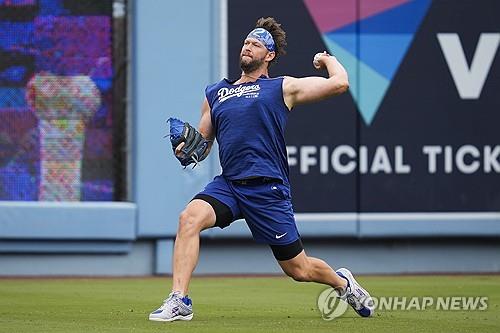 “侠”路相逢 “勇”者归来！克莱重返湾区 独行侠VS勇士谁能拿下NBA杯首胜？