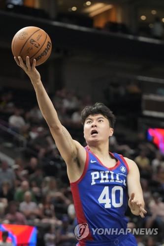 压力太大？不敌维拉比赛后瓜迪奥拉头上再次出几道挠痕
