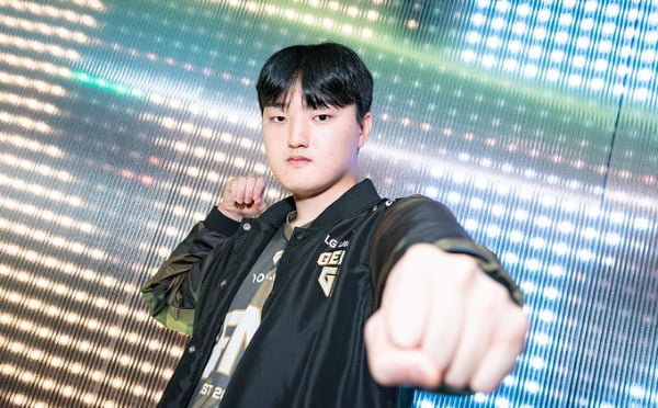 举铁就举铁，格子你能不能控制一下表情