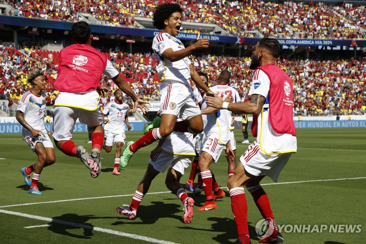 奥尔莫小角度凌空爆射破门！巴萨3-0领先