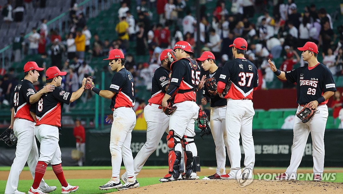 ‍♂️回应金球奖评选？维尼修斯戴帽后“摊手”庆祝