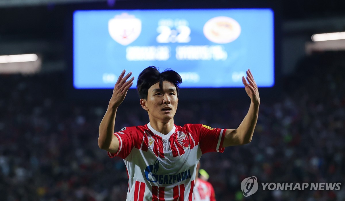 COS小贝！退出娱乐圈的李易峰身穿曼联7号出现在野球场